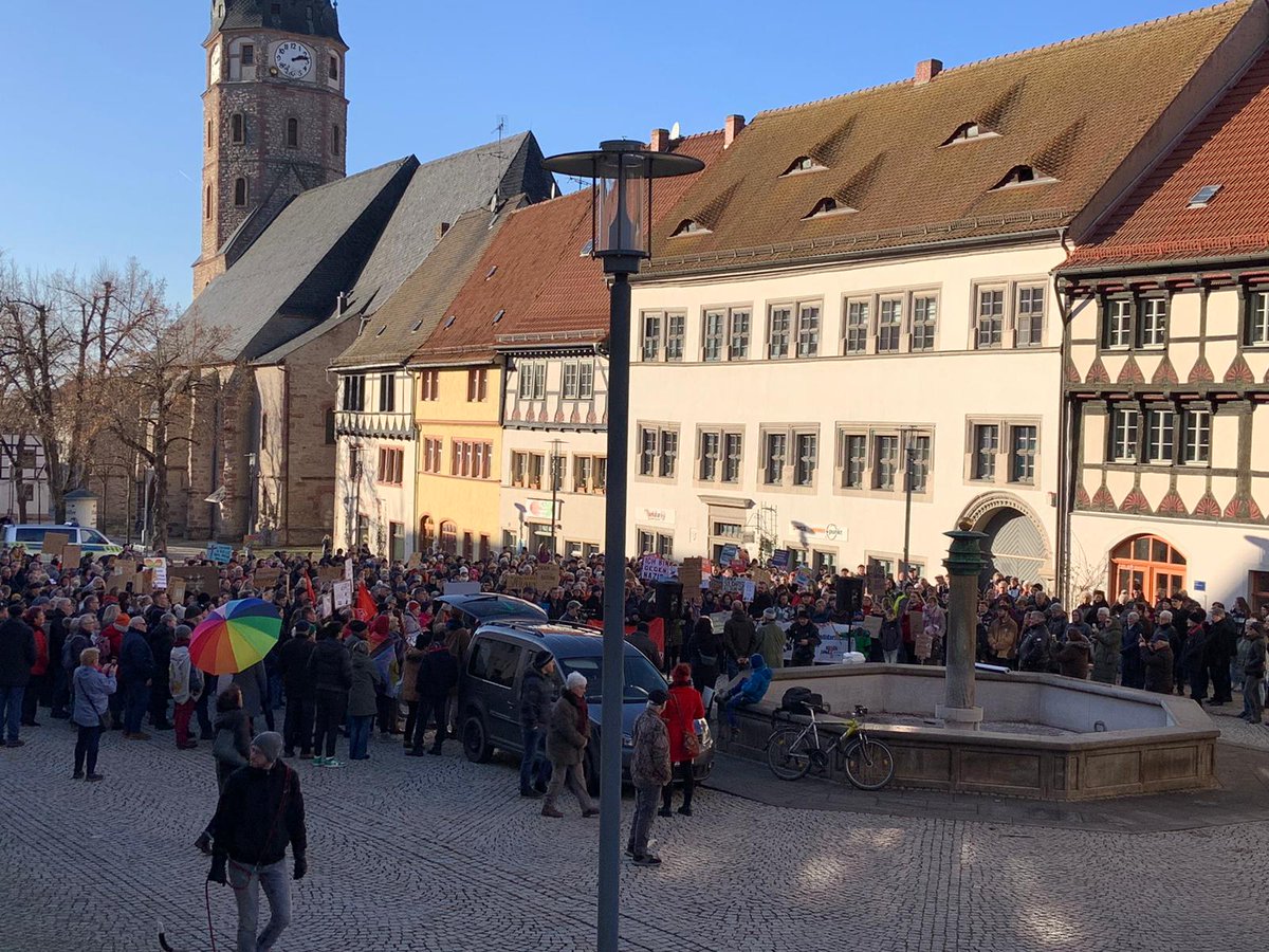 SGH_bb's tweet photo. Wir sind alle total beeindruckt von Euch allen die Gesicht gezeigt haben ❤️
Mindestens 420 Menschen für Demokratie, Solidarität und Vielfalt, statt Hass und Hetze!

#GemeinsamGegenRechts @LSudharz  in @sangerhausen https://t.co/48QggE3lou