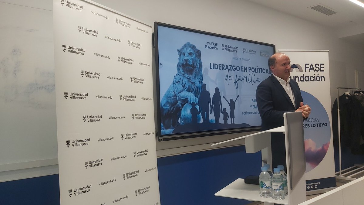 Reddefamilia's tweet photo. Pablo Gómez Tavira, en su intervención destacó a la familia y natalidad, los hijos son un valor. También resaltó a los abuelos como esenciales para la familia. Los políticos deben proporcionar libertad a las familias para vivir como quieran. https://t.co/fbyXHWn3xu