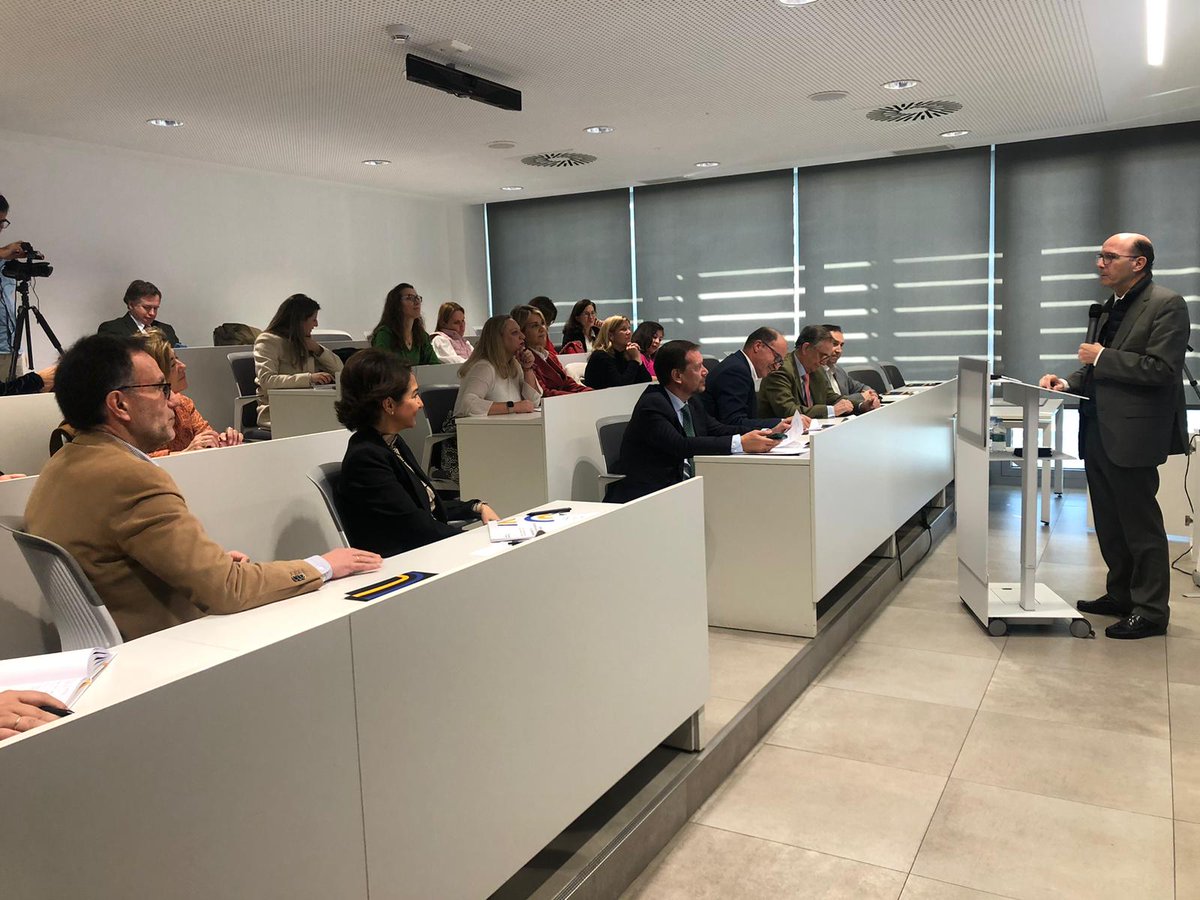 Reddefamilia's tweet photo. Pablo Gómez Tavira, en su intervención destacó a la familia y natalidad, los hijos son un valor. También resaltó a los abuelos como esenciales para la familia. Los políticos deben proporcionar libertad a las familias para vivir como quieran. https://t.co/fbyXHWn3xu