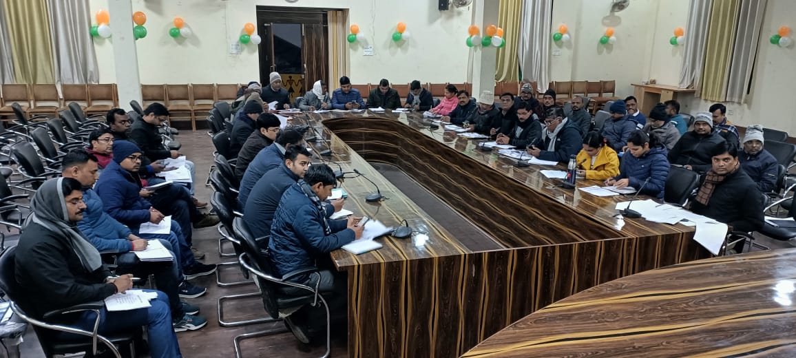 CdoMaharajganj's tweet photo. विकास भवन सभागार में BDOs, ADOPs एवं जिला स्तरीय अधिकारियों के साथ बैठक में विकास कार्य यथा #विकसित भारत संकल्प यात्रा #IHHL #मनरेगा #NRLM #PMAY #CMAY #slwm आदि विषयों पर समीक्षा की गई और यथा आवश्यक निर्देश दिए गए। @DmMaharajganj @CMOfficeUP @ChiefSecyUP @apcuttarpradesh https://t.co/c97ukfrVCf