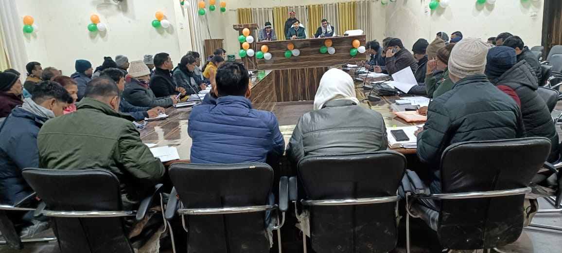 CdoMaharajganj's tweet photo. विकास भवन सभागार में BDOs, ADOPs एवं जिला स्तरीय अधिकारियों के साथ बैठक में विकास कार्य यथा #विकसित भारत संकल्प यात्रा #IHHL #मनरेगा #NRLM #PMAY #CMAY #slwm आदि विषयों पर समीक्षा की गई और यथा आवश्यक निर्देश दिए गए। @DmMaharajganj @CMOfficeUP @ChiefSecyUP @apcuttarpradesh https://t.co/c97ukfrVCf