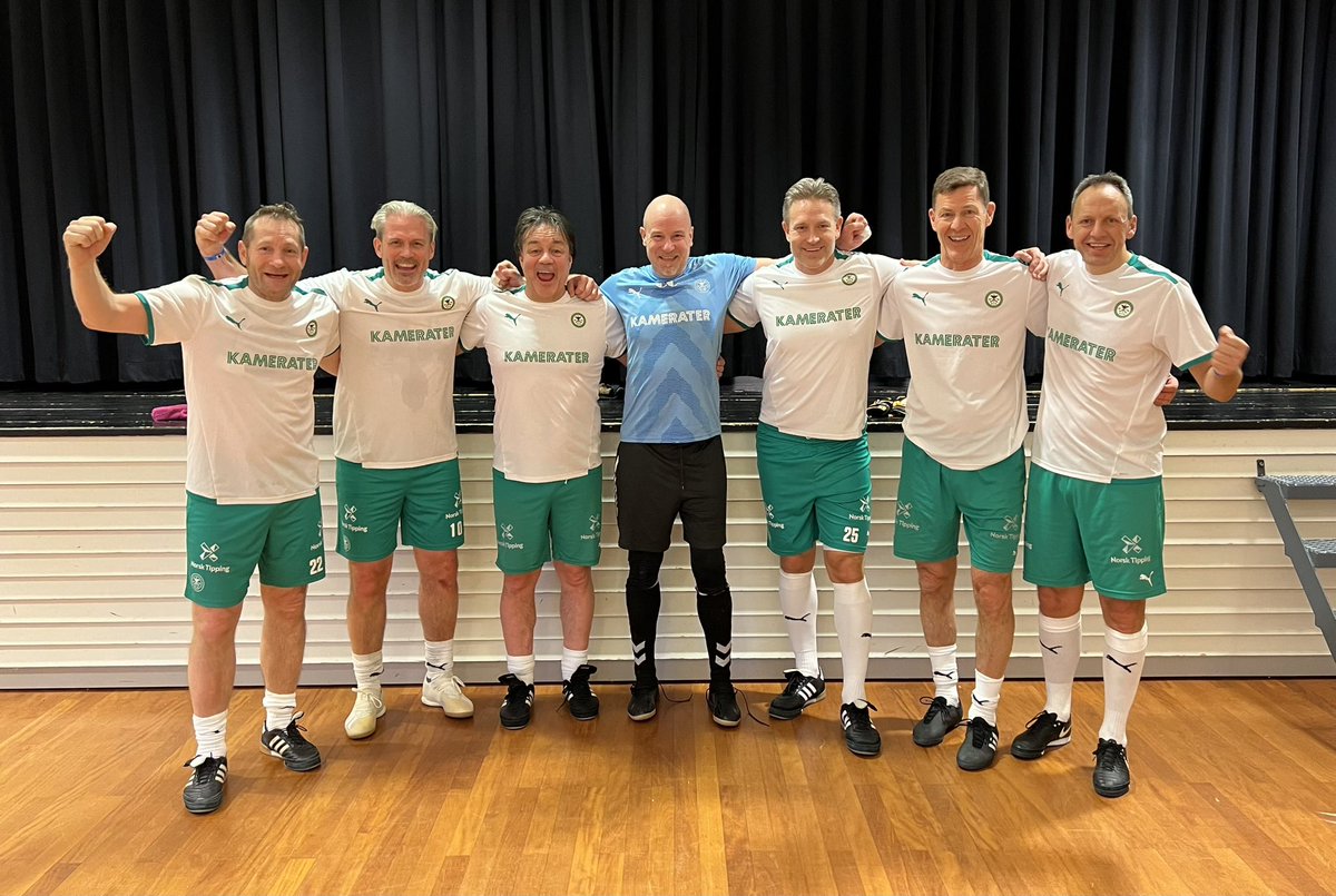 Endelig en 🏆 til Kamma.
Grattis med seier i veteran cup i Lærdal, med 1-0 seier i finalen over Strømsgodset 🥇
På laget finner vi noen gamle Hamkam-helter. 
Fra venstre:
Aurmo, Brannstorph, Skogheim (lokal pokal-keeper🏆) Helstad, Kojedal og Brun👏👏