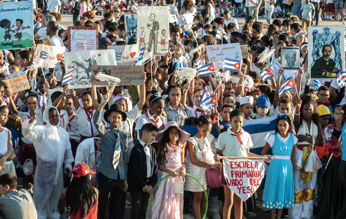 PartidoPCC's tweet photo. #Cuba Desfile pioneril martiano: “Crea tu felicidad” #MartíVive https://t.co/iAFEt0N430 https://t.co/pd9osz0KzZ