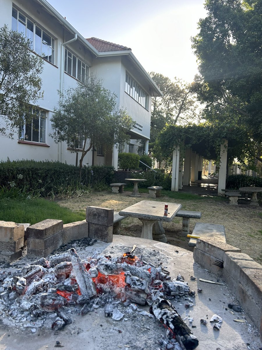 guerrinomacori's tweet photo. And a beautiful corner of the earth 🌍 @StellenboschUni we had a wonderful South African barbecue, aka Braai and delicious foods and fermented beverages https://t.co/fLMbsGvoXE