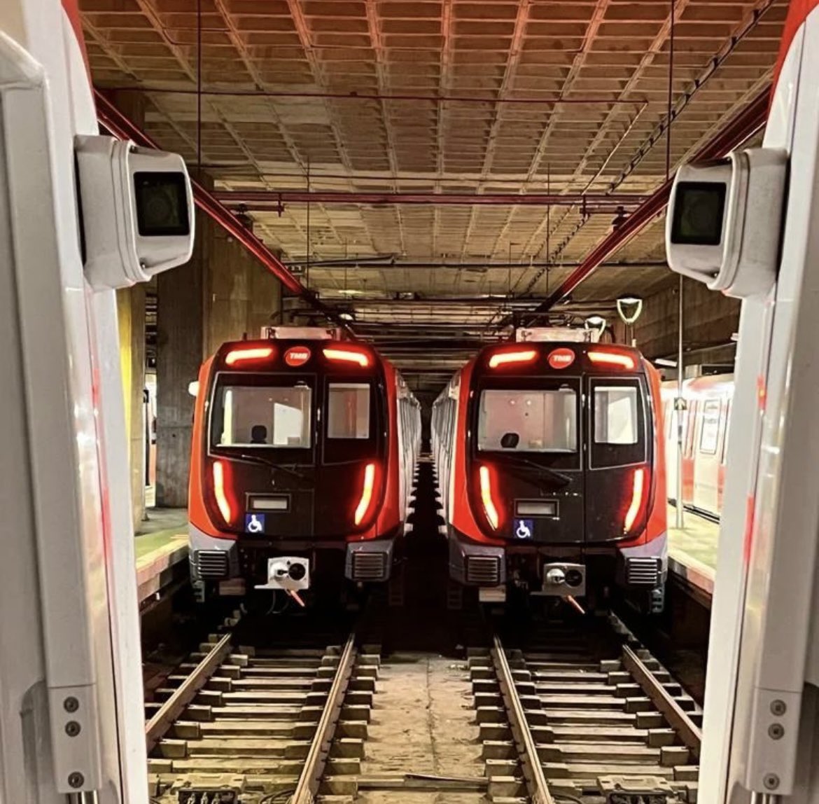 metrotonimayer's tweet photo. Aparcadosss!!! #tren #trenes #tmb @tmb_bcn #subway #subwaybcn #metrobcn #metro #metrobarcelona #behindthescenes #viniladhesivo #metronautas #subwaylife #subwayphotography #transportpublic #serie7000 #7000 https://t.co/5Vg3t1SWXN