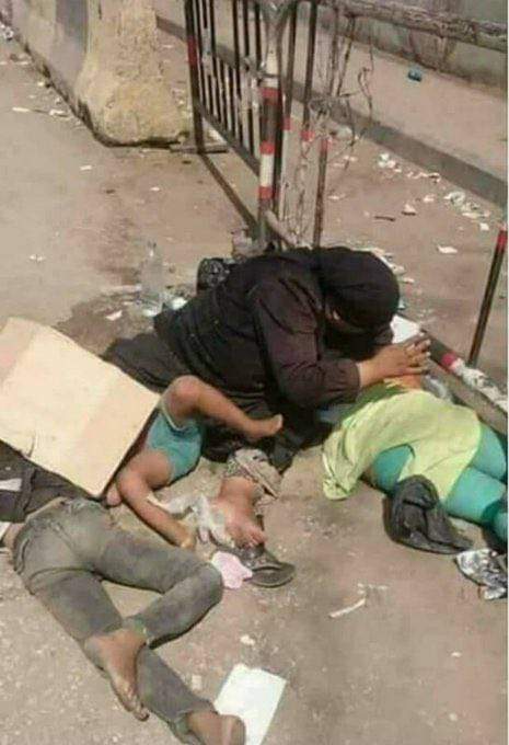 الحوثي جعل الألف من النساء والاطفال والشابات يفترشن شوارع  صنعاء وكل منطقة ومحافظة يسيطر عليها
#الحوثي_يدمر_الاقتصاد 
#الحوثي_جماعه_ارهابيه