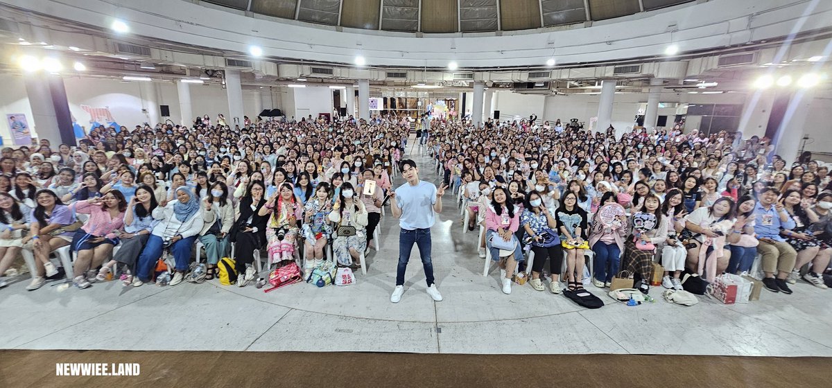 newwieeland_FC's tweet photo. #Happy31stNewwieeBDCharity 
#Newwiee | THANK YOU 🙇🏻‍♂️🩷
ขอบคุณแฟนๆที่น่ารักของนิววี่ทุกคน ขอบคุณน้องดัง น้องจูเนียร์ น้องเต พี่เอ็กซ์ และพี่แจ็คมากๆนะครับที่มาร่วมงานวันนี้ และขอบคุณ Central Bangna Hall สำหรับสถานที่ด้วยครับ✨️ https://t.co/SgM7qnDoLI
