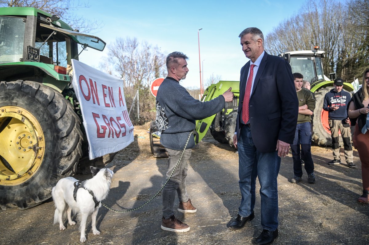 SO_Pau's tweet image. L'ex-député béarnais @jeanlassalle en visite de soutient aux #AgriculteursEnColere sur le rond-point de l'entrée Pau-Centre de l'A64, toujours bloqué (photo @Quentin_TOP)