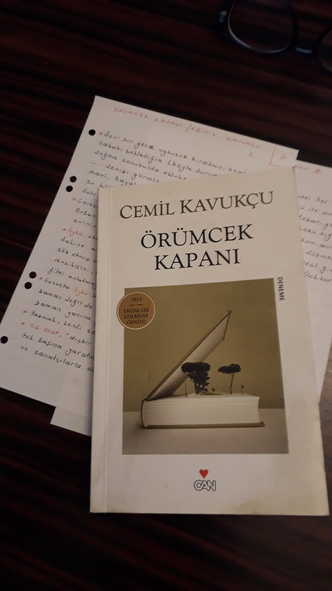 OKUDUKLARIMDAN

Örümcek Kapanı - Cemil Kavukçu 01

Beni bir gece uykusuz bırakan, heyecanla sabahı
beklediğim (böyle durumlarda güneş, doğma
konusunda oldukça inatçıdır) yolculukta ...
denizi görmüş ve çok şaşırmıştım.Koyu mavi,
hayal edemeyeceğim kadar büyük bir su kütlesi vardı