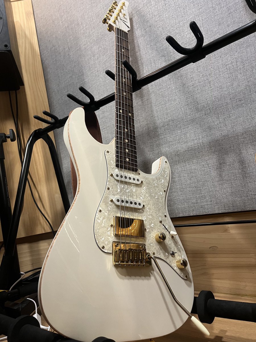 weveupdates's tweet photo. [24.01.27] 📮 Fancafe (ENG)
💜: 🎸Main Guitar 🤍

Name: Luga
(Meaning: It’s because I showed my mom a picture and said it looked like a beluga)
I thought a lot about making it Osagu or not,,
(+) https://t.co/OREhWjgWTC