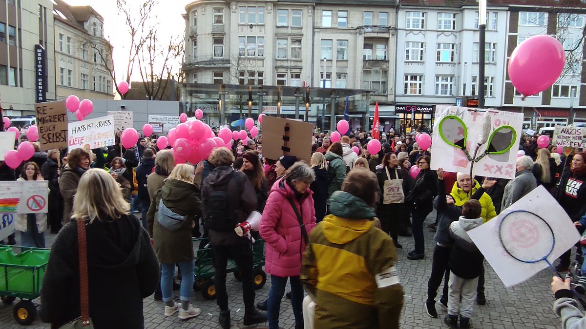 Andymkme's tweet photo. Immer noch strömen Menschen auf den Platz 
#GE201 #Gelsenkirchen 
#NieWiederIstJetzt 
#AufstehenGegenRechts https://t.co/wjZKhPRxh2