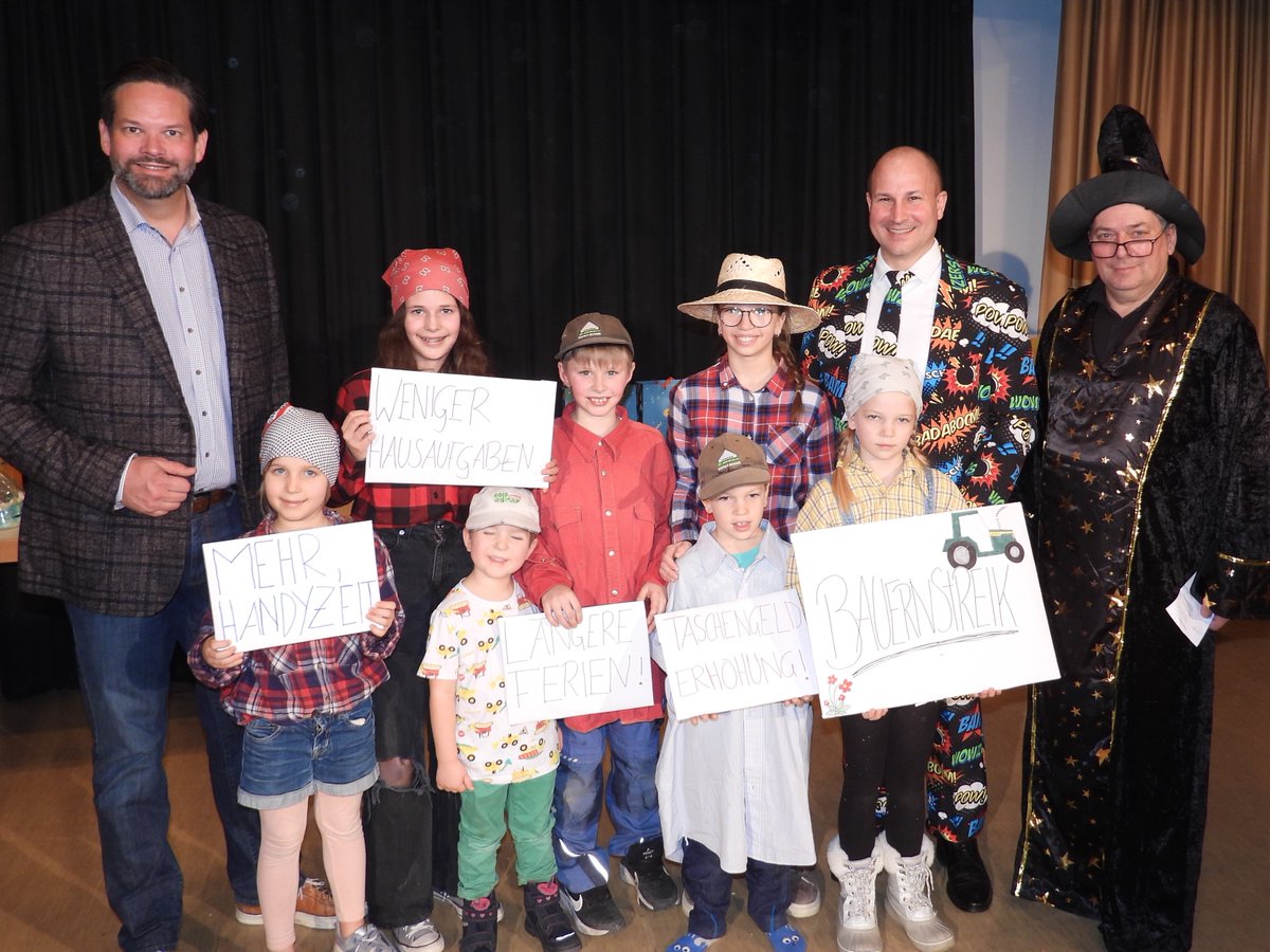 NachbarServus's tweet photo. Moosbrunn: Großer Spaß / Beste Stimmung beim gut besuchten Kindermaskenball der Volkspartei.

#moosbrunn #ball #kindermaskenball #gschnas #kinder #maske #verkleidung #fasching #frühling #övp #volkspartei

https://t.co/PIkTHwiwvl https://t.co/EkL7h5etDE
