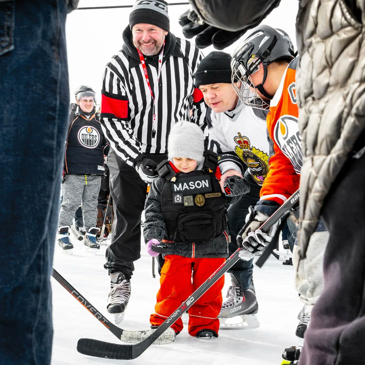 Today 1pm the McCauley cup kids vs police hockey game. Hotdogs, sandwiches, snacks, and hot chocolate. If you're not playing, come by and cheer on the teams. @Oil_Foundation @edmontonpolice @bmcnews @EFCL @CityofEdmonton