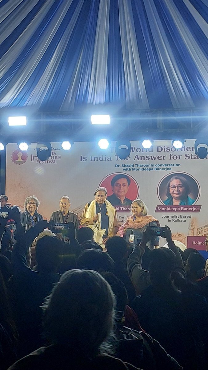 PALLAB_7777's tweet photo. It was an absolutely pleasure to see @ShashiTharoor speak live today 
at the #KolkataInternationalBookFair2024 #LiteraryMeet 🤩👏 https://t.co/cRoFHXHKap