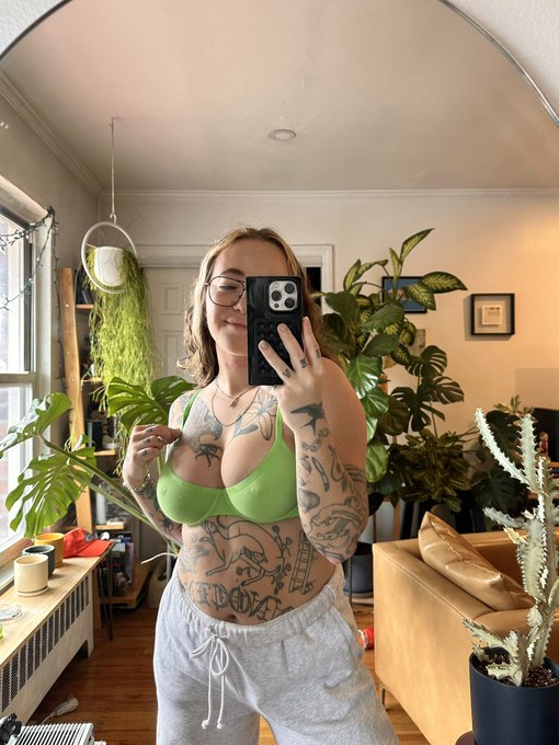 me &amp; the girls say good morning https://t.co/dFAfKaDbwE