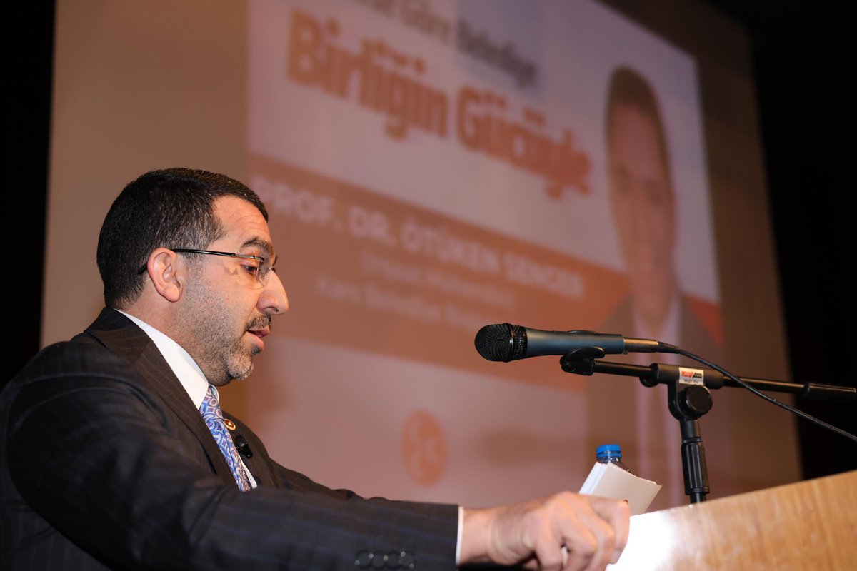 Ademcalkin's tweet photo. CUMHUR İTTİFAKI KARS BELEDİYE BAŞKANI ADAY TANITIM TOPLANTIMIZ 

Bu kadim şehrin muazzam bir hikayesi var. 

• Gazi şehrimiz Kars’ımızın üzerinde gece gündüz bir nur gibi parlayan, Anadolu irfanının mihenk taşı, ilmin kutbu, Eb’ul Hasan Harakani Hazretlerinin kucaklayan maneviyatı var.
• Sultan Alparslan’ın ayak izleri, nazarı, fütuhatı var.
• Ebu'l Menûçihr’in asırlardır yankılanan Allah birdir diyen diriliş nişanesi var.

Nice Medeniyetleri potasında eritmiş, Rus ordularına karşı kahramanlık destanı yazarak  Gazilik unvanını almış, 40 yıl esarette kalmış, ama yine de haklı olduğu mücadelesinden vaz geçmemiş, bağrından Cenûb-i Garbî Kafkas Hükümetini çıkarmış, Şarkın fatihi Kazım Karabekir Paşa’nın yadigarı olan; Kürdü, Türkü, Terekemesi, Azerisi, Yerlisi, Ahıskalısı, Türkmeni ile yek vücut olmuş, kimliği, tarihteki duruşu ile Kafkasların giriş kapısı olan bu kutlu şehri, temsil etmekten, bir evladı olmaktan, sizlerin Vekili bulunmaktan büyük bir onur duyuyorum.

Ecdadın eşsiz mirasına büyük bir kararlılıkla, tavizsiz sahip çıkan, istikbal ve istiklalimiz için, milli hamlelerle ülkemizi kalkındıran, mazlumların umudu, koruyucusu Dünya Lideri Cumhurbaşkanımız Sayın Recep Tayyip Erdoğan ve Milliyetçi Hareket Partisi Lideri Sayın Dr. Devlet Bahçeli’nin göstermiş olduğu iradenin yanında olarak sahip çıkacağız.

Biz bu organize kötülüğe hep birlikte karşı çıkacağız. Kürdü, Türkten ayrı gören, öteki gören, burdan bir fitne çıkaran her kim varsa, bunlara şiddetle karşı çıkarız. Bizi bizden ayırmaya çalışanlara, empeyalist, Siyonist anlayışa hizmet edenlere tek, bir olarak şunu söyleyeceğiz; Türklerin de, Kürtlerin de devleti Türkiye Cumhuriyeti Devletidir, 85 milyon bir bütün ve ilelebet bu böyle kalacaktır.

Bizler; Allah’ın nazarında, tarihin huzurunda, milletin karşısında mesuliyeti olan kişileriz. Dolayısıyla Kars’ımızın yerel seçimlerde kutuplaştırılmasına asla ve asla müsaade etmeyiz.

Cumhur İttifakımızın adayı da bu mesuliyetle yola çıkmıştır.
Cumhur İttifakı olarak Kars’ımıza en iyi hizmeti ulaştırmakta kararlıyız. Bunun için güçlerimizi birleştirerek, birlik ve beraberlik içerisinde, herkesi kucaklayarak, hizmet odaklı, insanı yaşamın merkezine koyarak bir belediyecilik anlayışını hayata geçirmek amacındayız.
Bizim ortak paydamız, sevdamız Kars’ımızdır. Şehrimizde her ferdimizi önemsiyoruz. Kalkınması, geçiminde rahat etmesi için çalışacağız.
 
Ötüken hocamızın akademisyenliği, bilgi ve birikimi rahmetli babasından almış olduğu devlet terbiyesi malumunuzdur. Şehrimizde Senger Ailesi sevilen sayılan bir ailedir. İnanıyorum ki Ötüken Hoca hem asaletinin gereği hem de teknik alt yapısı gereği bu işin altından kalkarak gazi şehrimizi hak ettiği yere getirebilecek dürüst bir adaydır.

Şimdi kolları sıvayıp birliğimizin tesisi, Kars’ımızın, evlatlarımızın geleceği için çalışma zamanı gelmiştir. Tarihi, stratejik konumu, zengin kültürü itibariyle bu kadim şehrin kıymetini bilmemiz, buna göre bir alt yapı kurmak için hep birlikte çalışmamız gerekli. 

Ben bu doğrultuda el ele, gönül gönüle, omuz omuza, sırt sırta vererek Allah’ın izni ve inayetiyle Kars’ımızda yeni bir destan yazarak Belediye Seçimlerini kazanacağımıza yürekten inanıyorum. 

Kars’ımızda artık duygusal ve etniksel siyaseti bir kenara bırakıp profesyonel, kucaklayıcı, birleştirici bir siyasete geçme zamanı gelmiştir.

Türkiye vatanımız, Kars evimizdir. Siyasi tacirlere, ırkçılara ve tek derdi koltuk sevdası olanlara evinizin anahtarını vermeyiniz.

Milletvekiliniz olarak sizden ricam, iktidarın vekili olarak, Cumhur İttifakın vekili olarak söylüyorum, bir kardeşiniz, sizlerin bir evladı olarak söylüyorum. Gelin Ötüken Senger Hocamızı Kars’ımızın Belediye Başkanı yapalım hep birlikte, Kars Merkezinde ve ilçelerimizde serhat şehrimize hizmet edelim.

Yolumuz ve bahtımız açık, birlik ve dirliğimiz daim olsun.
#CumhurİttifakıKars
#KarsİçinCanlaBaşla
@Akparti 
@MHP_Bilgi