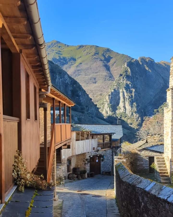 fogarmozarabe's tweet photo. La rehabilitación continúa imparable. Aquí un breve resumen de estos días de sol por Peñalba 🌞

La cubierta, al igual que toda la estructura, es resultado de un trabajo manual de pura artesanía. 

Para los que seáis amantes de la arquitectura tradicional... un espectáculo! 😍👌🏻 https://t.co/Vh6YxQCtJW