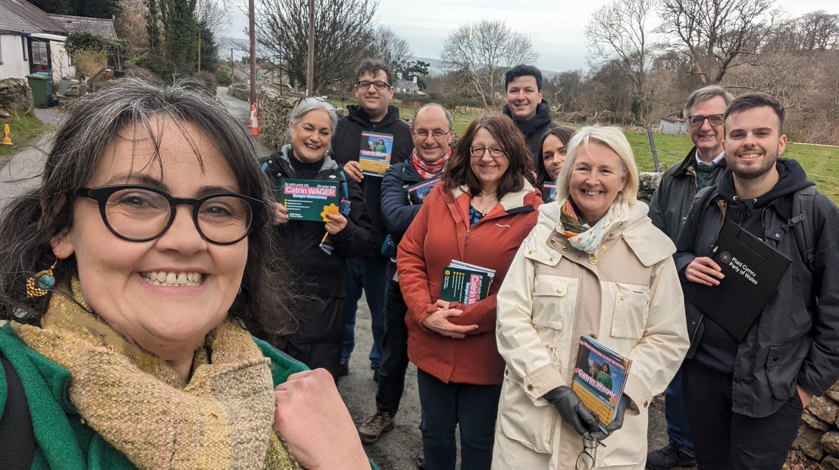 Catrin Wager (@catwager) on Twitter photo Fab morning chatting to residents in Talybont and Abergwyngregyn. Thank you for the warm welcome!
👋 Great to have <a href="/siangwenfelin/">Siân Gwenllian AS/MS</a> with us, and fantastic to welcome new activists to Tim Plaid! 💪🏴
📣 DM me if you fancy joining our fight for a fairer future.
#bangoraberconwy Fab morning chatting to residents in Talybont and Abergwyngregyn. Thank you for the warm welcome!
👋 Great to have <a href="/siangwenfelin/">Siân Gwenllian AS/MS</a> with us, and fantastic to welcome new activists to Tim Plaid! 💪🏴
📣 DM me if you fancy joining our fight for a fairer future.
#bangoraberconwy