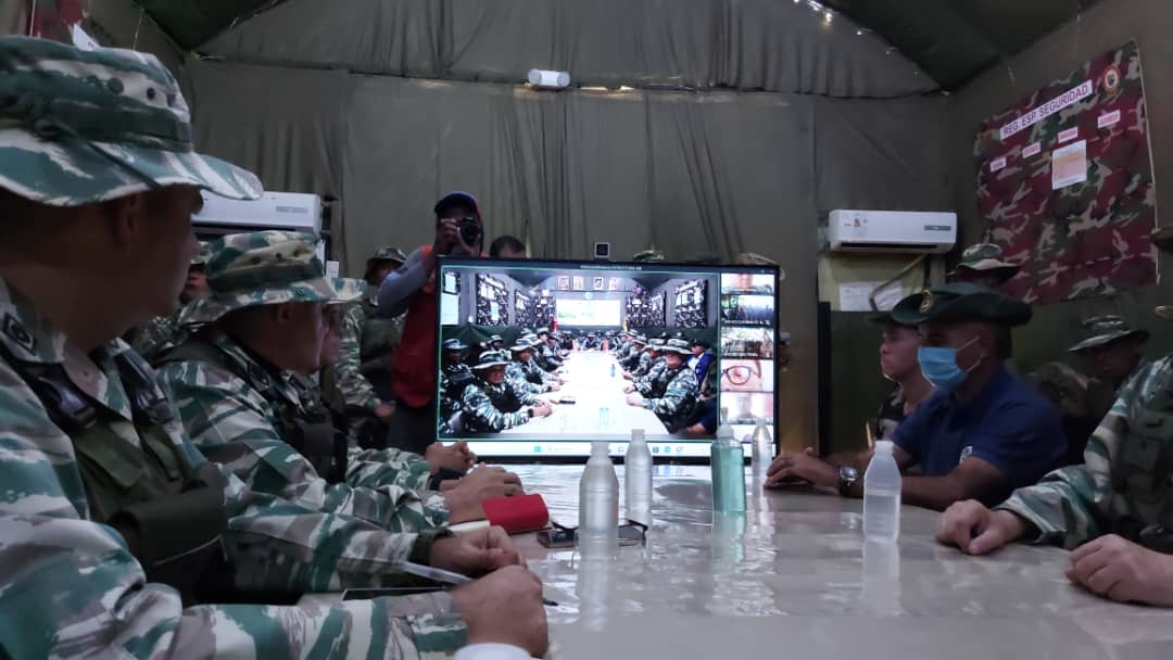 Milicia_ve's tweet photo. #27Ene 📢 El MG. @opermarcano4, acompañado de su Edo. Mayor General, lleva a cabo desde el Fuerte "GUAICAIPURO"; video conferencia con toda la estructura de comando de la @Milicia_B1, dando lineamientos que impulsan los 7 objetivos para la Transformaciones de Venezuela. #7T https://t.co/G757UL0YN3