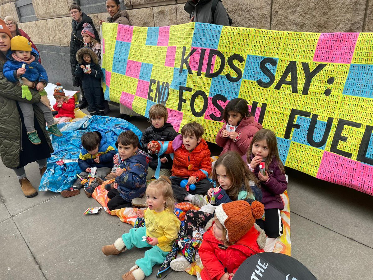 BREAKING: 40 kids & their grown ups just paraded, sang and yelled outside @citi CEO Jane Fraser’s fancy apt building to tell her to stop funding the fossil fuels causing 20,000 kids to be displaced EACH DAY. Wake up Jane! 🧵1/3 #endfossilfuels #citi #WakeUpCiti