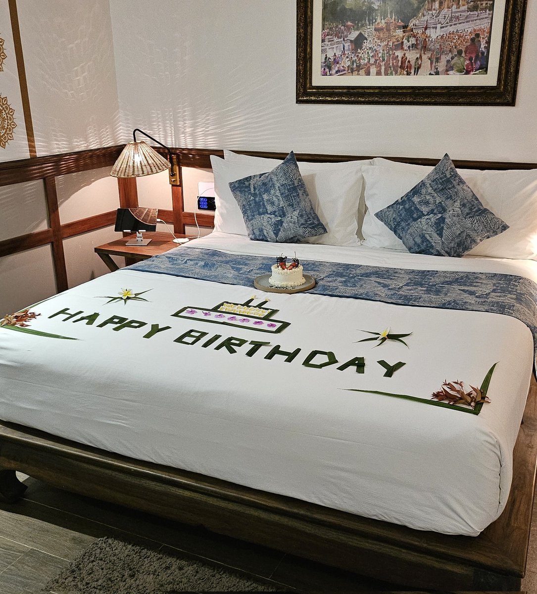 melon_jam_'s tweet photo. 해외에서 맡는 생일... 🥳 🎂 
호텔에서 깜짝 파티!!
너무 고마워용 🥰 https://t.co/v7Q6QQWfsH