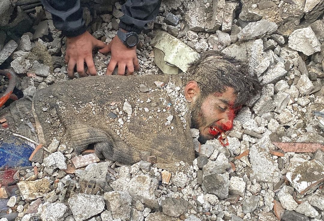 bekiservet's tweet photo. Bu çığlığı, bu soykırımı, bu vahşeti ve bu gözleri unutmayın.

Bu barbarlığı yaşatanları ve maruz kalanları konuşmaktan vazgeçmeyin.

Unutmayın
Unutturmayın

Gazze Özgür oluncaya,
Gazze kasabı yargılanıncaya kadar Filistin’i yazmaktan vazgeçmeyin.

 #AirDropAidForGaza 
 #FreePalestine