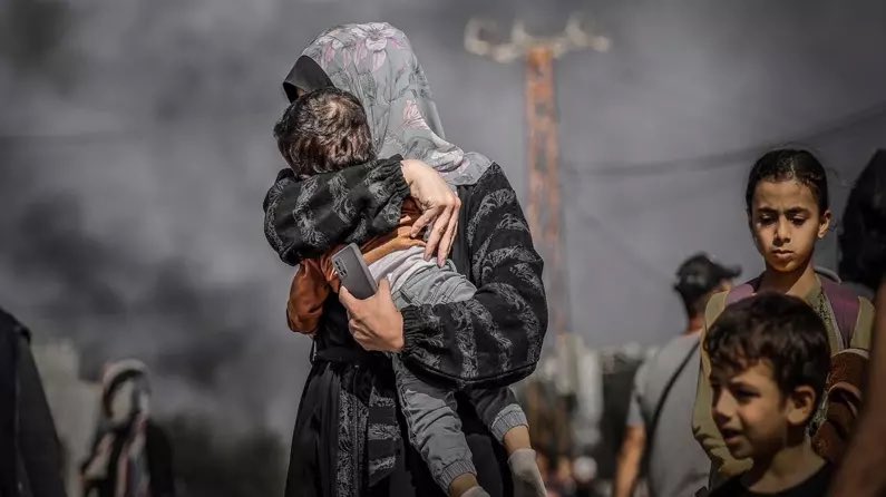 bekiservet's tweet photo. Bu çığlığı, bu soykırımı, bu vahşeti ve bu gözleri unutmayın.

Bu barbarlığı yaşatanları ve maruz kalanları konuşmaktan vazgeçmeyin.

Unutmayın
Unutturmayın

Gazze Özgür oluncaya,
Gazze kasabı yargılanıncaya kadar Filistin’i yazmaktan vazgeçmeyin.

 #AirDropAidForGaza 
 #FreePalestine