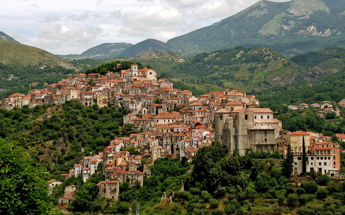 YourOwnItaly's tweet photo. Have you ever been to #Rivello? This beautiful town is perched on three hills and is one of #Basilicata’s hidden gems! 🇮🇹
#hiddengems #discoveritaly #travel https://t.co/5JdmKK6jul
