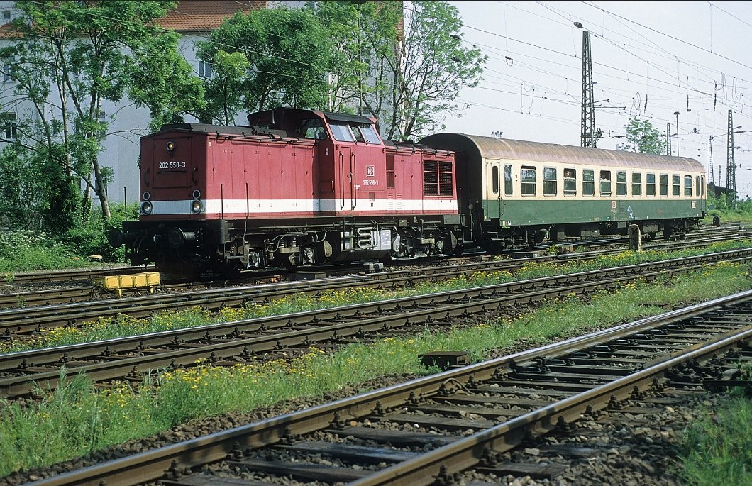 13.05.1998 am Bahnkilometer 14,3. Hinter dem Zug beginnt die Einfahrt des Gbf. Merseburg. 
Der Zug steuert den Bahnhof Merseburg an.
Endzeitstimmung auf der Kursbuchstrecke 584 von und nach Leipzig-Leutzsch.  10 Tage später wird die Strecke stillgelegt.