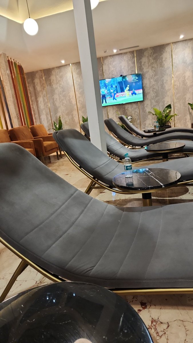 Am i the only one who feels that this lounge looks like an indoor swimming pool?