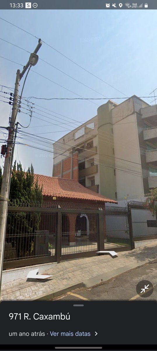 marioandrrade's tweet photo. passo mal de rir c essa casa aq em passos q levantou um muro só pro prédio não ficar olhando dentro da casa deles KKKKKKKK https://t.co/UOz9uajviM