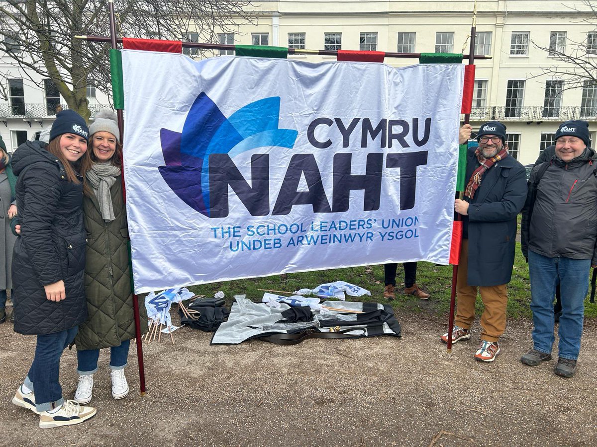 LauraDoel's tweet photo. Fantastic turnout in Cheltenham for the #RightToStrike rally
#MinimumServiceLevels is such a fundamental attack on the right to strike, we have to take a stand.
So proud of @CymruNAHT @NAHTnews members and colleagues from across the TU movement ✊🏻 https://t.co/GlkjiK9uMG