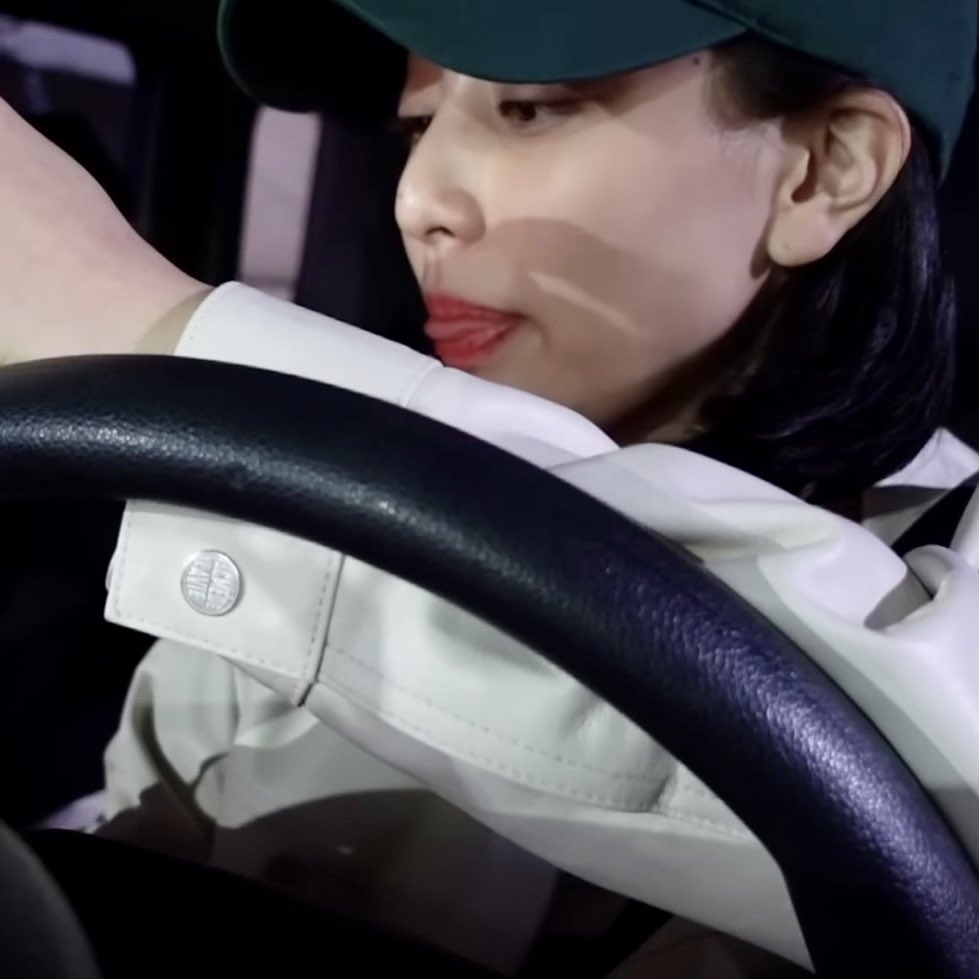 twoapplesjihyo's tweet photo. sana I know someone who drives https://t.co/SVuNdVLfVc
