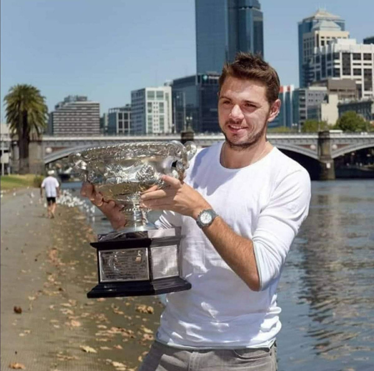 chda7777's tweet photo. On tour in Melbourne with his new Grand Slam trophy the day after his big triumph πππ¦πΊ
#AusOpen #Champion2014 #TheFirst #ButNotTheLast #GoodTimes #Wawrinka #stanwawrinka #stanislaswawrinka https://t.co/3xPzhMcrt6