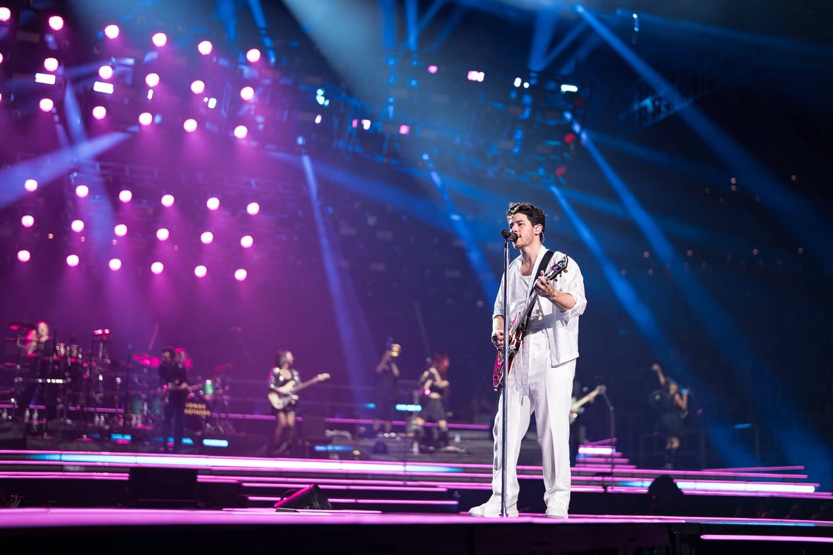 RPJonasBrothers's tweet photo. © #JonasBrothersRP! → #TheTourRP → Bronx.
He might be loving that red dress, but we are loving him! Nick looking Sharp for The Tour's last show! https://t.co/li78Xxns0C