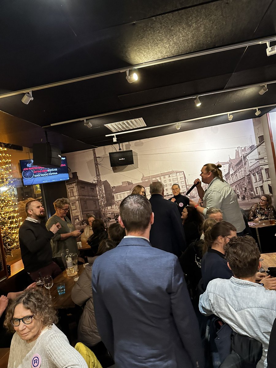 PresiREHNtin kanssa karaokessa🔥🔥

@JariJarvenpaa tuplaa myös malliikaasti!