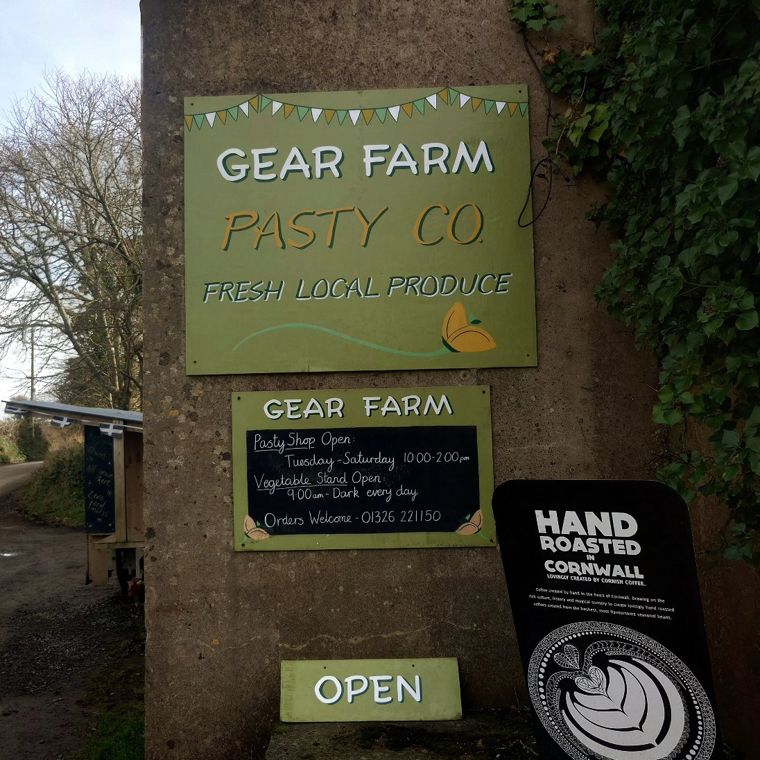 DebbieDaveT1's tweet photo. You can't beat a 'Gear Farm' Pasty on Saturday! #vanlife #vwt5 #campervan #cornishpasty #cornwallandbeyond #cornwalllife #cornwallliving #gearfarmpastycompany #kernow #lizardpeninsula https://t.co/IYe64rEjOf