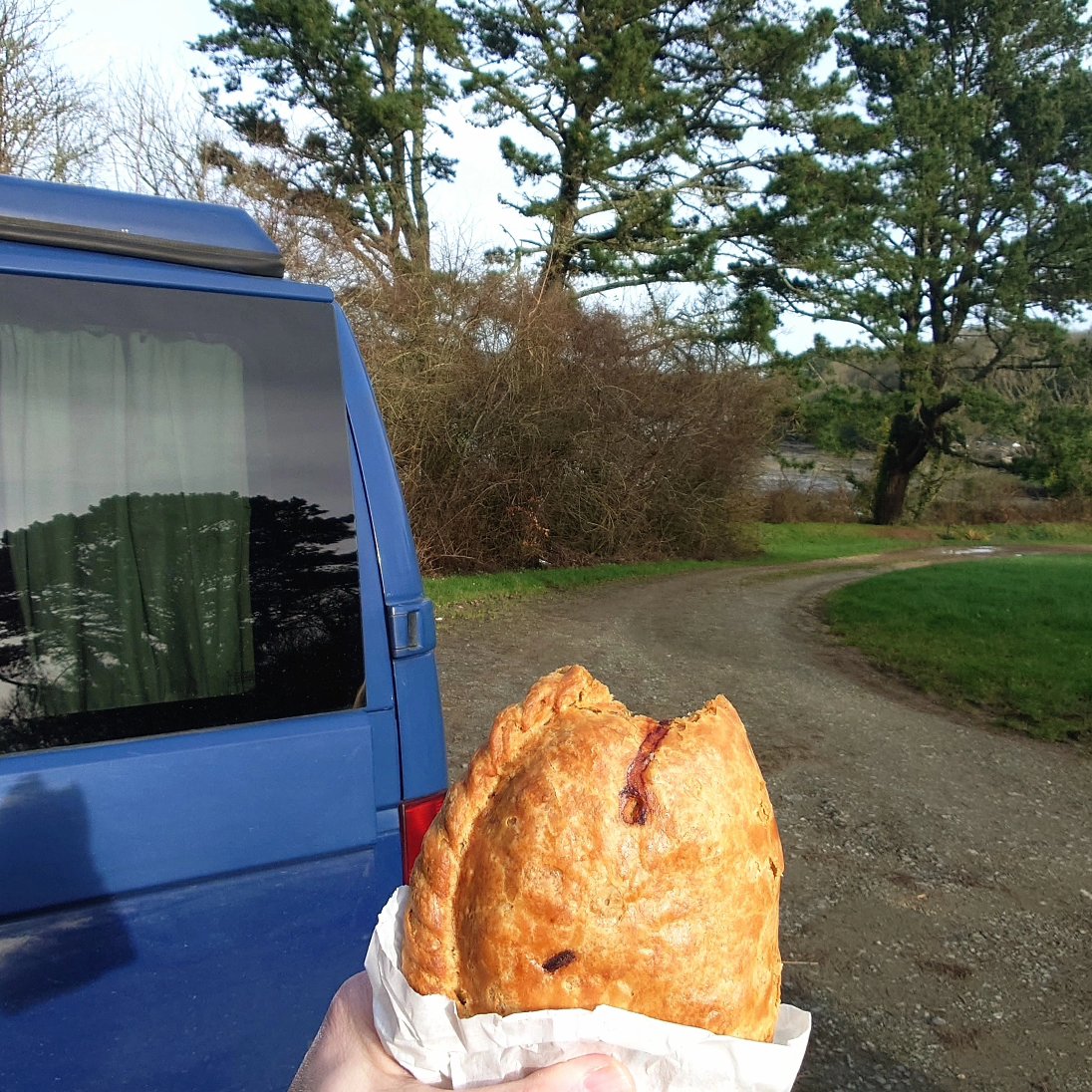 DebbieDaveT1's tweet photo. You can't beat a 'Gear Farm' Pasty on Saturday! #vanlife #vwt5 #campervan #cornishpasty #cornwallandbeyond #cornwalllife #cornwallliving #gearfarmpastycompany #kernow #lizardpeninsula https://t.co/IYe64rEjOf