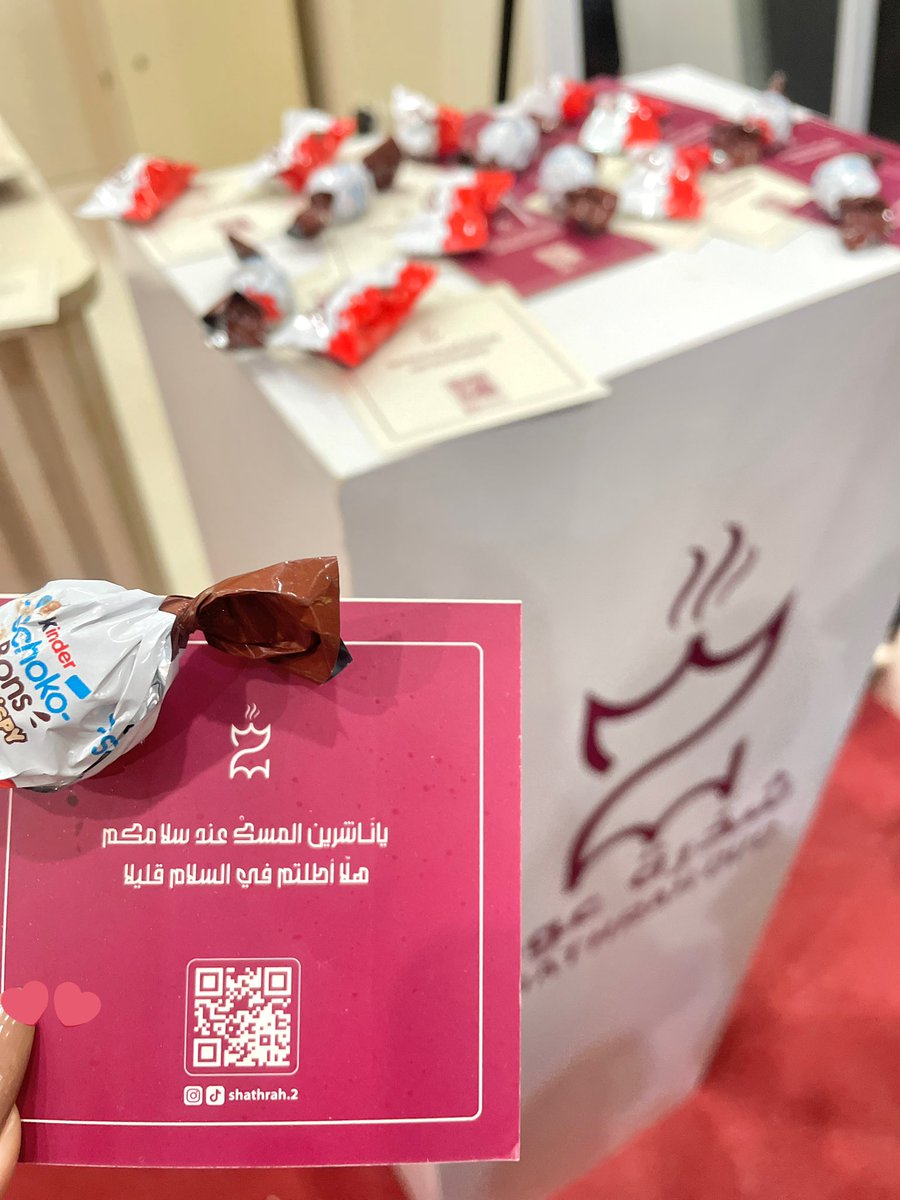 شذرة عود براند ثامر مدعث من المشاركين أيضًا في معرض البخور و العطور فالرياض .. مريت مرور سريع بحكم أنهم للآن يرتبون جذبتني الذراااابه، موفقين 🤍
#شذرة_عود #ثامر_مدعث
