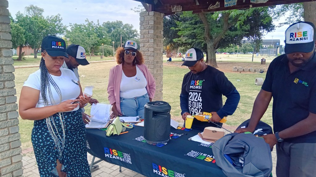 Doc_Mphukhe's tweet photo. We are the Generation that refuses to watch our country and our future to be destroyed by greedy, corrupt, shameless and heartless politicians. @Rise_Mzansi is an alternative movement for the people by the people!! #RISEMzansi #The3rdWay #2024IsOur1994 https://t.co/F0dNV7CRu1