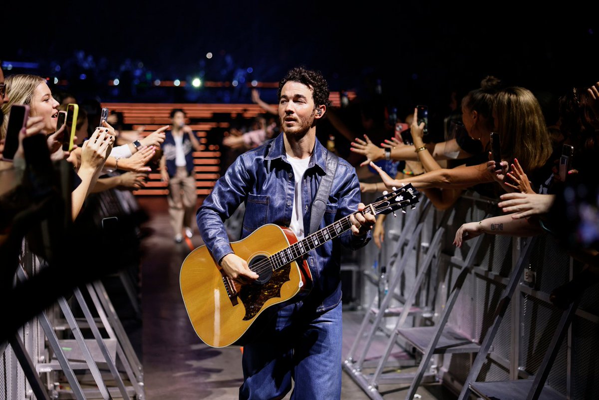 RPJonasBrothers's tweet photo. © #JonasBrothersRP! → #TheTourRP → Bronx.
Our Kevin favorite photos for tonight's closing show. Already missing the stage. 💛 https://t.co/SNVuUp9m8j
