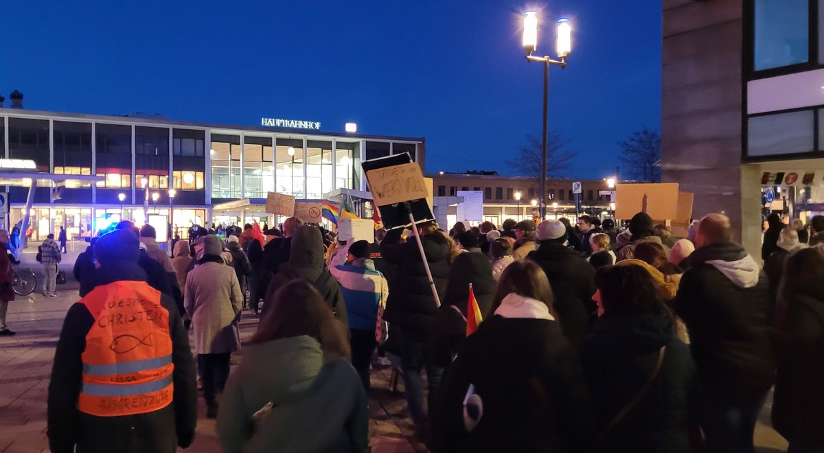 pfloh's tweet photo. Demozugspitze steuert jetzt auf Bahnhofsvorplatz zu. Jetzt warten auf Abschluss-Kundgebung, längst noch nicht alle da #Hildesheim #wehretdenanfängen https://t.co/kXbSQscQqp