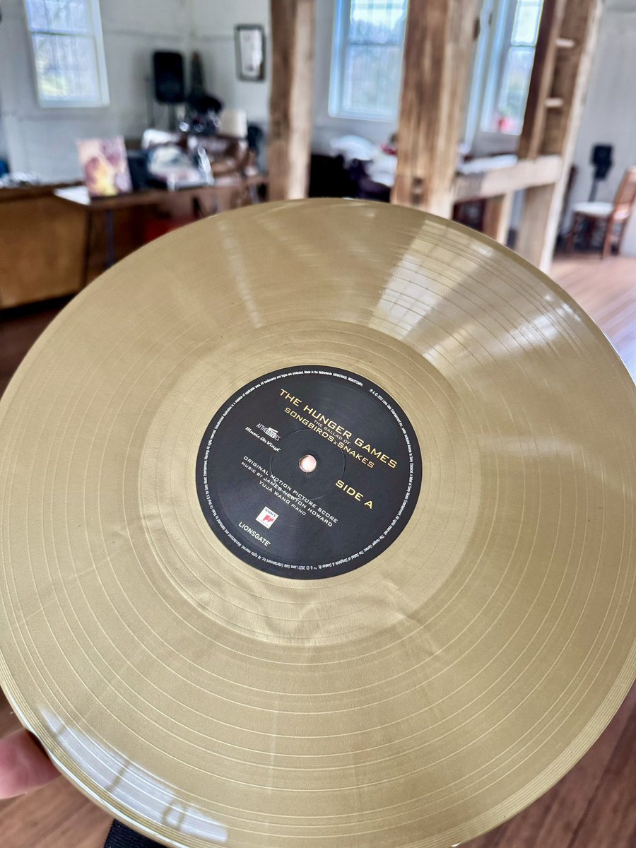HungerGamesZach's tweet photo. the TBOSAS score on vinyl is GORGEOUS @atthemoviesshop https://t.co/2boc4jX2yM