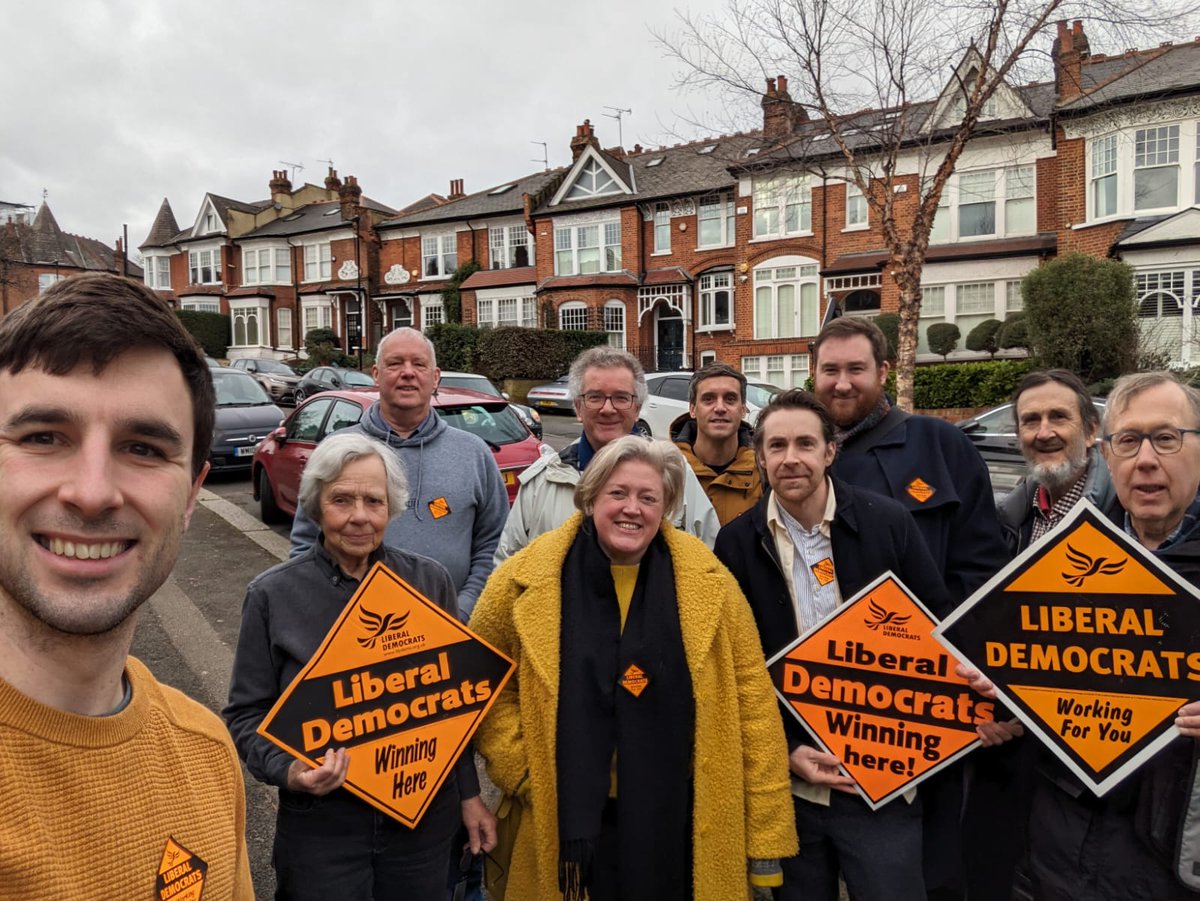 Great day in Muswell Hill speaking to residents and getting support for our petition to stop cuts to local library services with @HaringeyLibDems Sign and share: haringeylibdems.org.uk/get-involved/o…