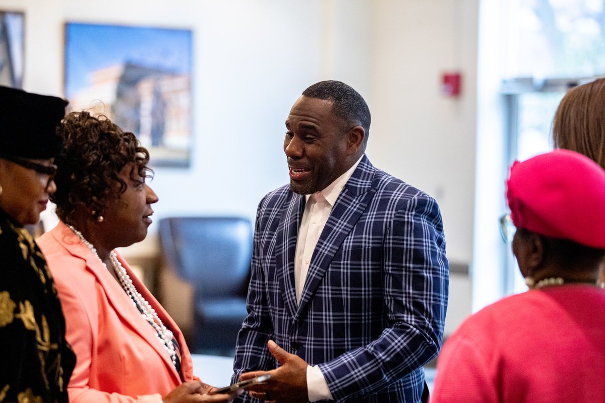 MT_FB's tweet photo. .@CoachDerekMason spent this morning with community leaders at the MLK Breakfast Celebration!
#BLUEnited | #MiddleMoment https://t.co/g4ViQh8pyv