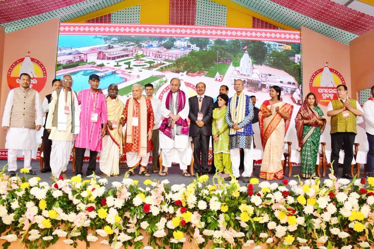 CMO_Odisha's tweet photo. ଏହି ଅବସରରେ ପ୍ରକଳ୍ପର ଶିଳ୍ପୀ ଓ କାରିଗରମାନଙ୍କୁ ମୁଖ୍ୟମନ୍ତ୍ରୀ ସମ୍ମାନିତ କରିଛନ୍ତି। ଏହି ପ୍ରକଳ୍ପ ଦ୍ବାରା ସମ୍ବଲପୁରର ପର୍ଯ୍ୟଟନ ଅର୍ଥନୀତିରେ ଉନ୍ନତି ଆସିବା ସହ ପଶ୍ଚିମ ଓଡ଼ିଶାର କାରିଗର ଓ ବୁଣାକାର ବେଶ ଉପକୃତ ହେବେ ବୋଲି ମୁଖ୍ୟମନ୍ତ୍ରୀ କହିଛନ୍ତି।  #JaiMaaSamlei #SAMALEIProject https://t.co/FHgetVoHpY