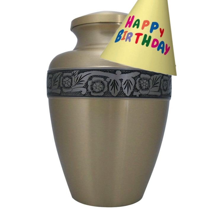 cupcakezZ_39's tweet photo. @kooo_gi Feliz cumpleaños cenizas 😜🎉 https://t.co/oMThacI6FQ