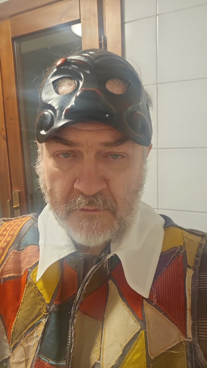 Oggi è un giorno di nebbia, nebiòn proprio, è anche un giorno di carnitina che no go pì 20 ani, creme lenitive perché la maschera me morsega el muso, collirio ché go i oci infogonà de fissanti e sudore. Oggi è il giorno che "Arlecchino?" debutta e me guadagno el pan da bòn.