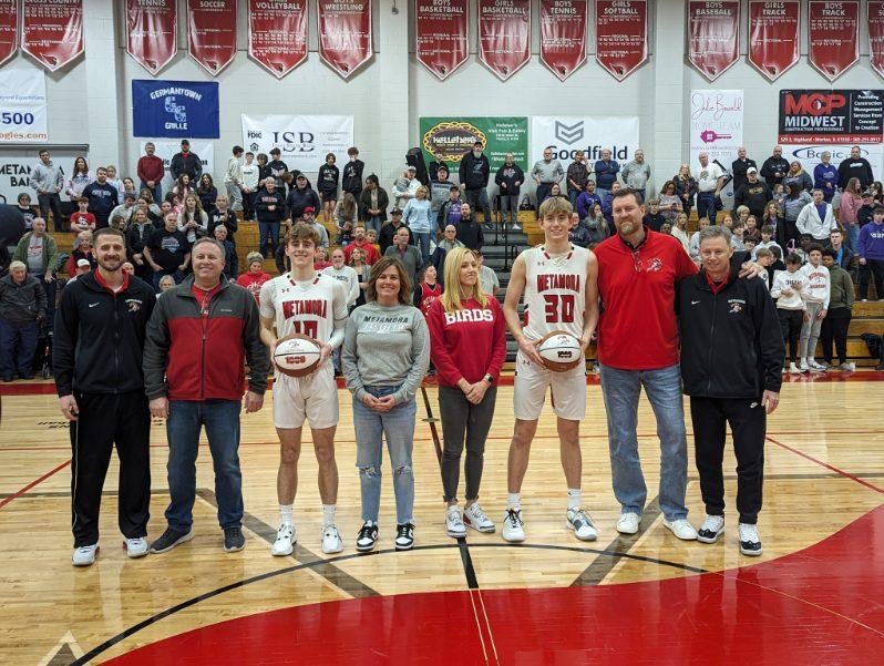 1️⃣0️⃣0️⃣0️⃣🏀💥Congratulations to ⁦@Tylermace25⁩ and ⁦@CooperKoch44⁩ along with their families! Special moment recognizing their amazing accomplishment lastnight! We are so proud of you both! 🏀 #1000pointclub