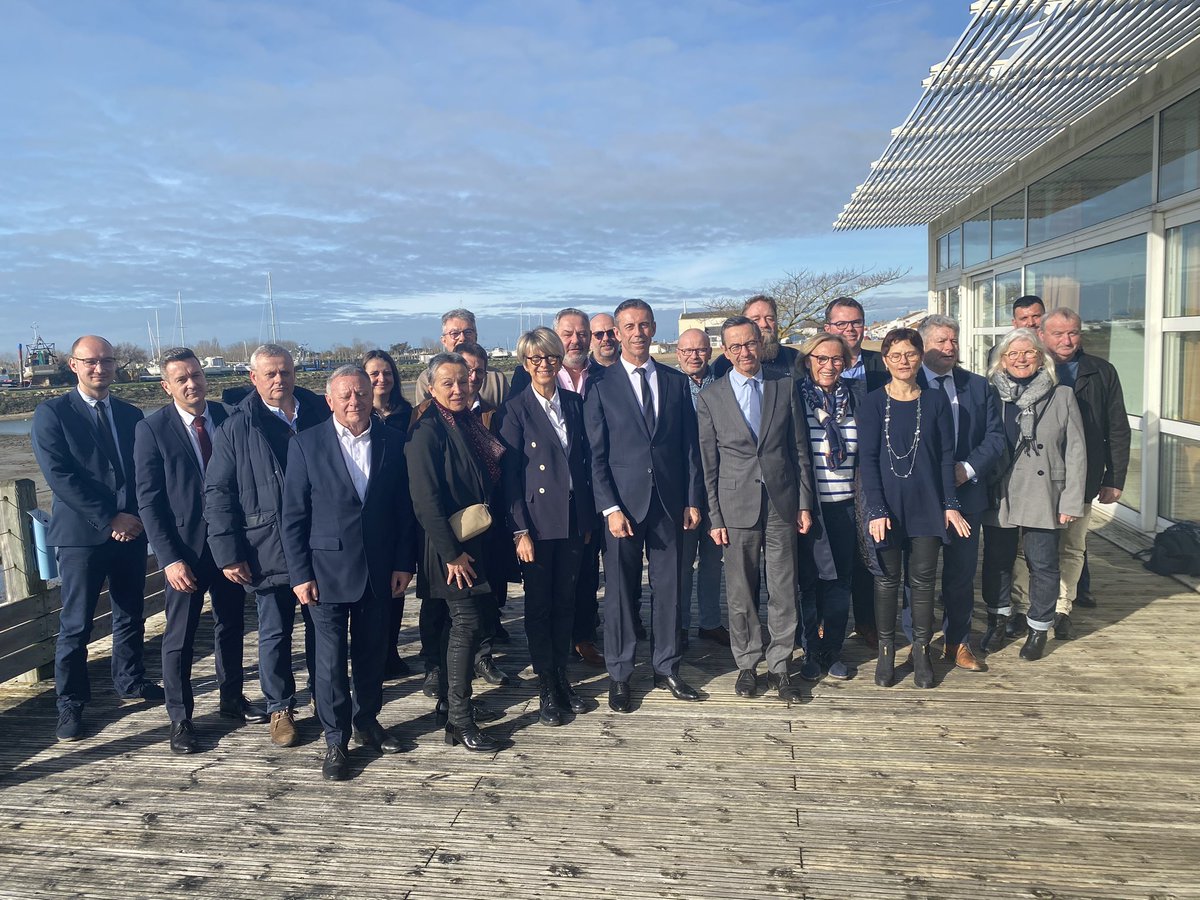 Cérémonie des vœux ce matin à #laiguillonlapresquile Entouré d’élus vendéens et sud vendéens et des forces vives de la commune, le maire Laurent Huger a présenté ses vœux à la population #voeux2024 #vendee